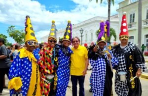 Criador do Dia Municipal dos Blocos Tradicionais, Dr. Gutemberg celebra a data ao lado dos brincantes.