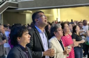 Dr. Gutemberg e Lahesio Bonfim louvam e agradecem a Deus