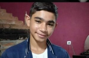 Vídeo: Menino de 13 anos morre após ser espancado por colega na porta da escola