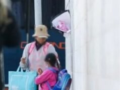 Mãe amarra filha em placa para vender pipoca em semáforo do DF