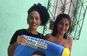 Equipe de Ribeiro Neto 5111, distribuem material de casa em casa em São Luís