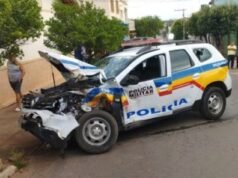 Vídeo: Viatura da PM bate em caminhão durante perseguição e dois militares ficam feridos