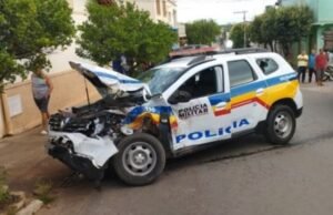 Vídeo: Viatura da PM bate em caminhão durante perseguição e dois militares ficam feridos