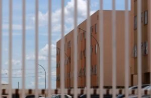 Filho pediu ajuda a porteiro após ver mãe ser esfaqueada pelo noivo