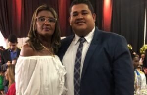Novos comendadores Tia e sobrinho são homenageados pelos vereadores Astro de Ogum e Ribeiro Neto