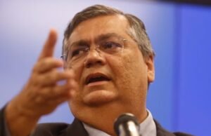 Fake News: Dino define agência “leve” para regular redes e nega punitivismo