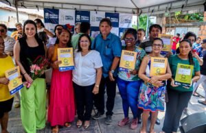 Prefeita Paula Azevedo entrega 139 títulos de propriedade em Paço do Lumiar