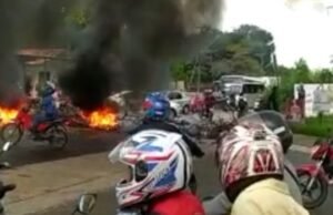 Vídeo: Moradores interditam trecho da Estrada de Ribamar em protesto