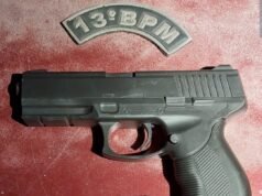 GUARNIÇÃO DA Vtr. DA VILA TROPICAL CONDUZ 4 INDIVÍDUOS PARA A DELEGACIA QUE ESTAVAM OCUPANDO UM VEÍCULO EM ATITUDE SUSPEITA E COM UM SIMULACRO DE ARMA DE FOGO