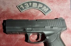 GUARNIÇÃO DA Vtr. DA VILA TROPICAL CONDUZ 4 INDIVÍDUOS PARA A DELEGACIA QUE ESTAVAM OCUPANDO UM VEÍCULO EM ATITUDE SUSPEITA E COM UM SIMULACRO DE ARMA DE FOGO