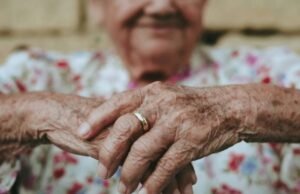 Vigilância sanitária interdita asilo por falta de condições higiênicas