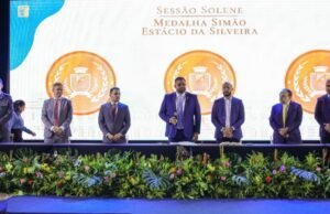 Em noite de homenagens, Câmara Municipal concede a medalha Simão Estácio da Silveira