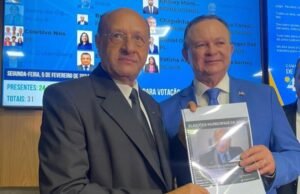 Pavão Filho entrega ao governador sistematização da legislação eleitoral 2024