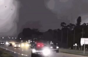 Tornados se espalham em várias cidades da Flórida e são flagrados por moradores; VÍDEOS