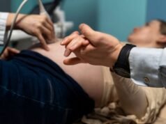 Mãe se irrita por marido ter atitude insensível durante parto do filho